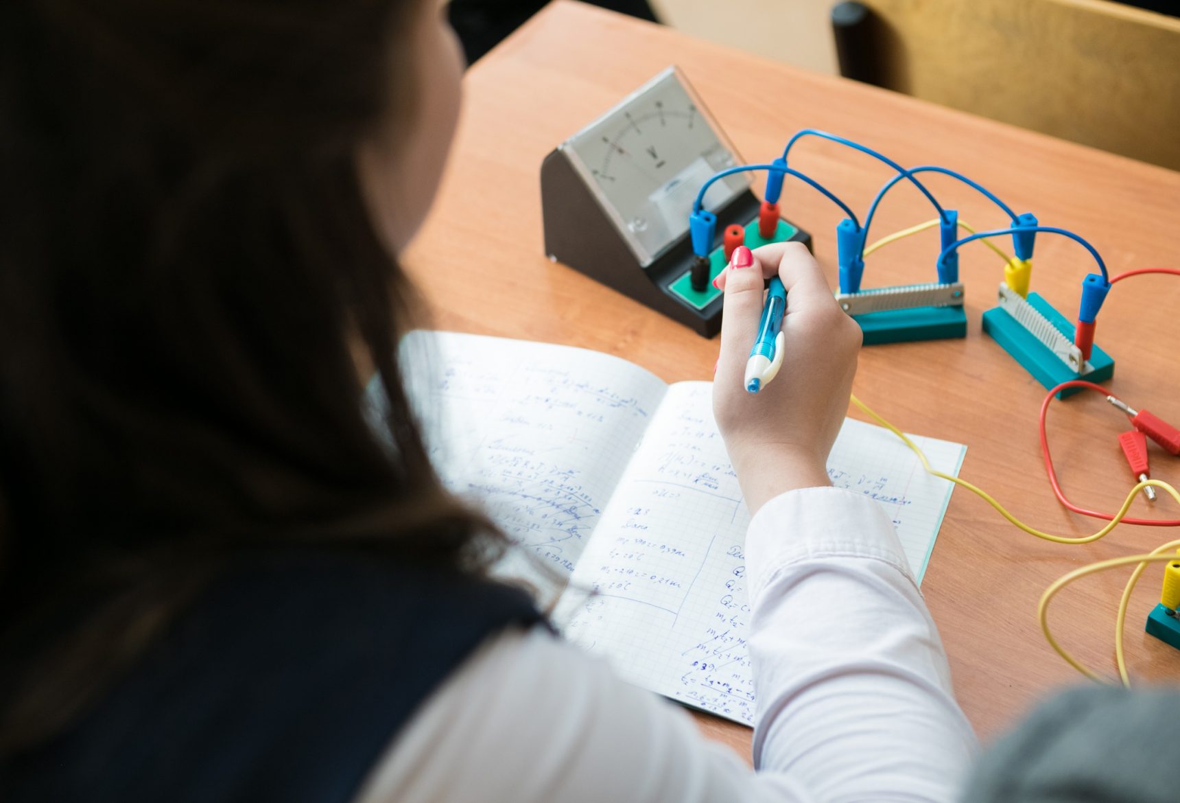 Student doing a practical question in an A Level Physics lesson.